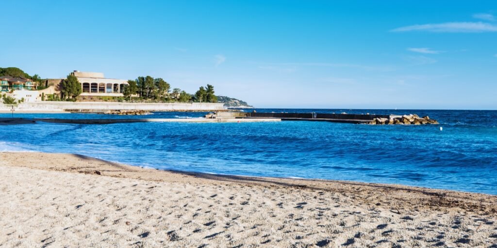 Aproveite as águas da Praia de Larvotto