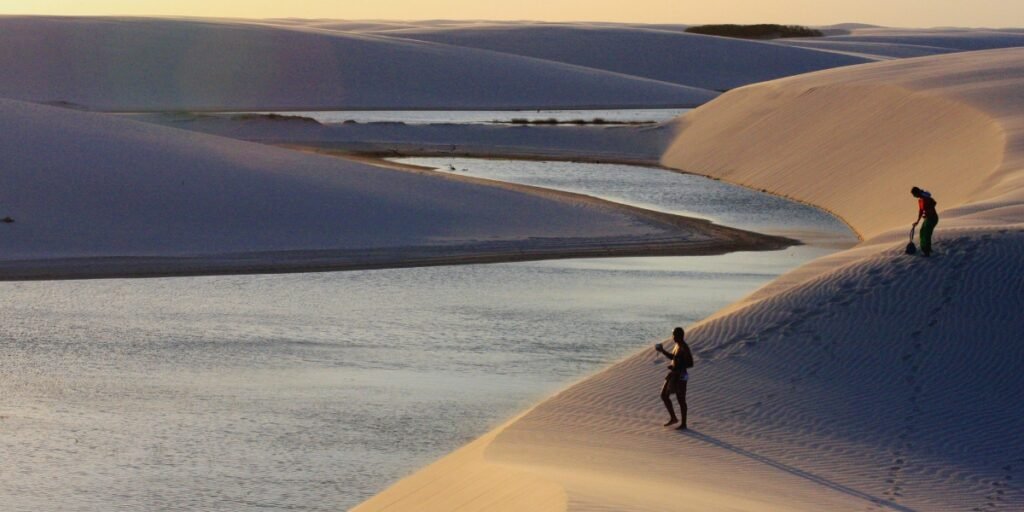Caminhar pelas dunas e conhecer as lagoas