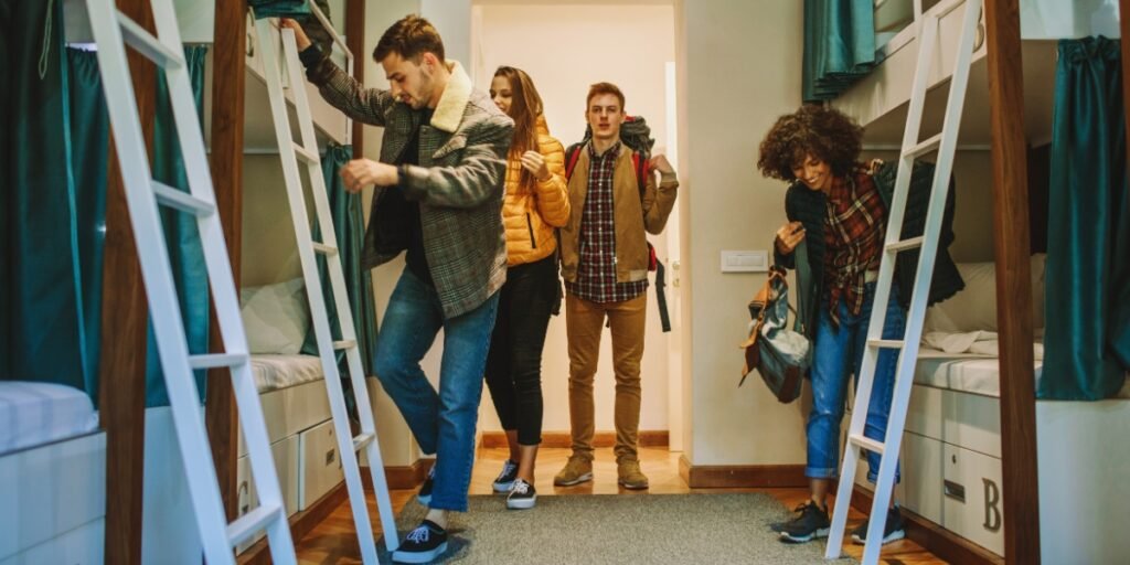 Albergue (Hostel): economia e socialização