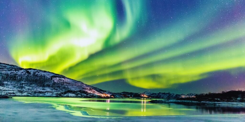 Aurora Boreal e Sol da meia-noite