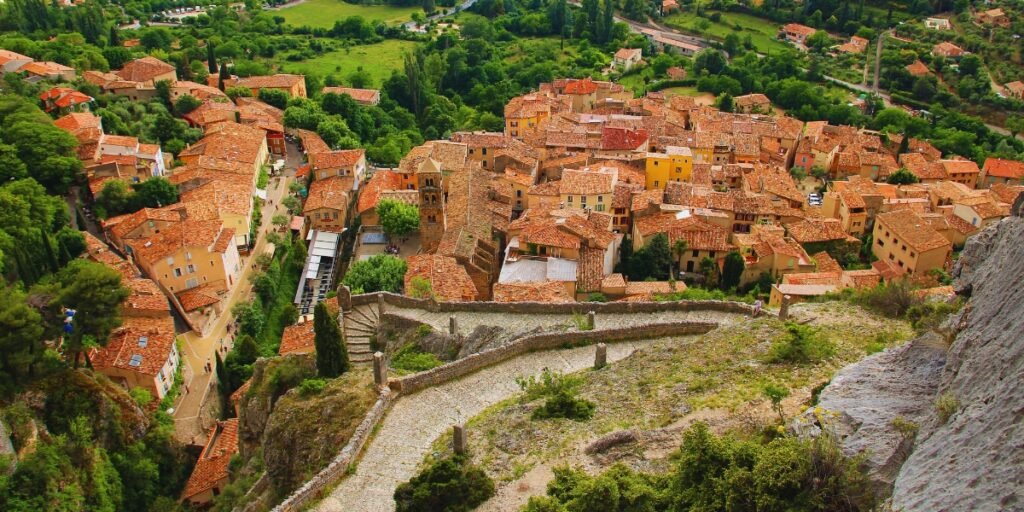 Moustiers-Sainte-Marie: Cerâmica e paisagem