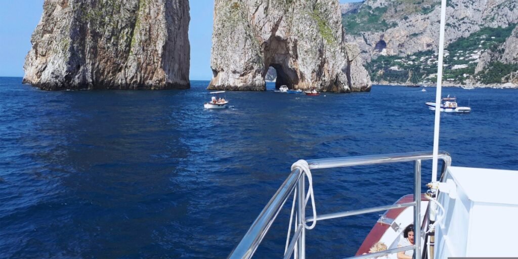 Passeio de barco ao redor da ilha