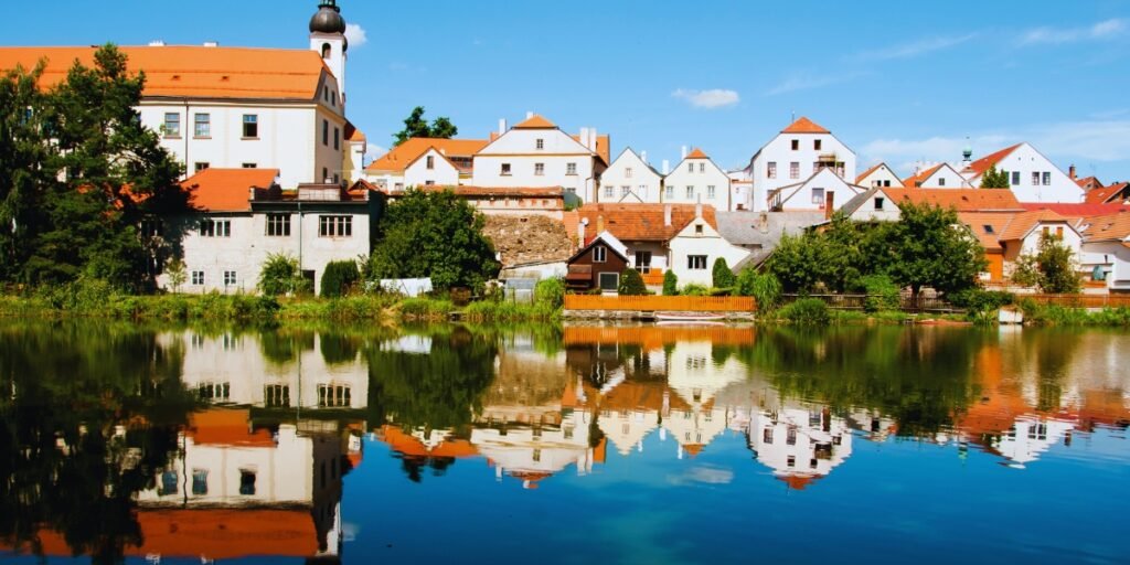 Telč: arquitetura renascentista cercada por lagos