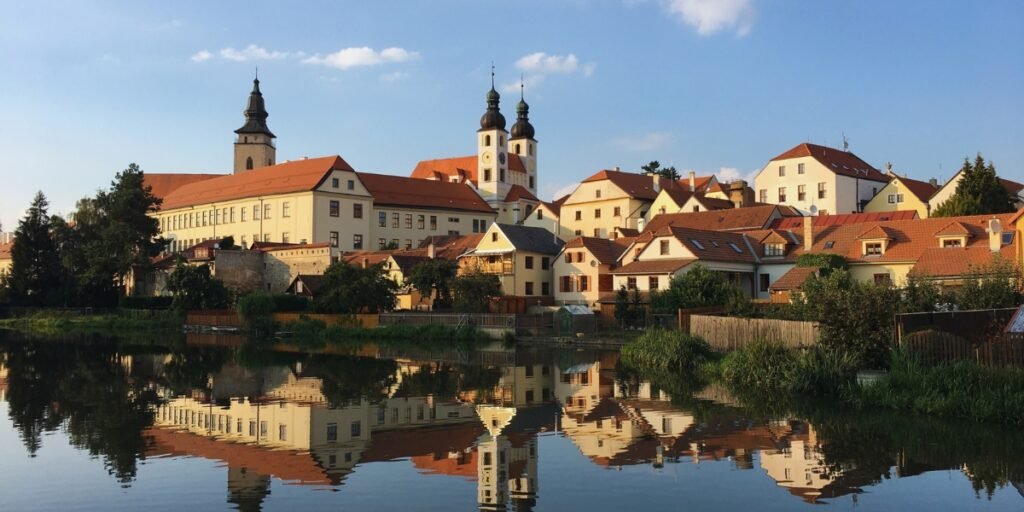 Telč: arquitetura renascentista cercada por lagos