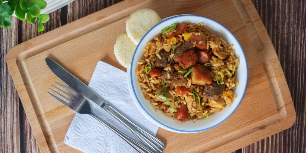 Galinha caipiraservida com arroz