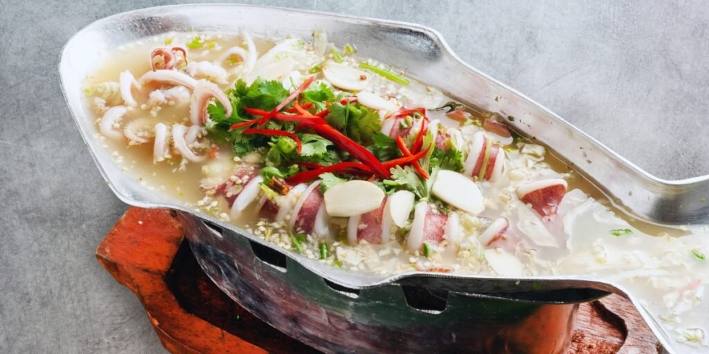 mariscos e temperos cozidos no vapor.