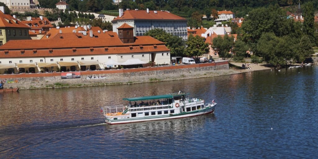 _barco pelo Rio Vltava.
