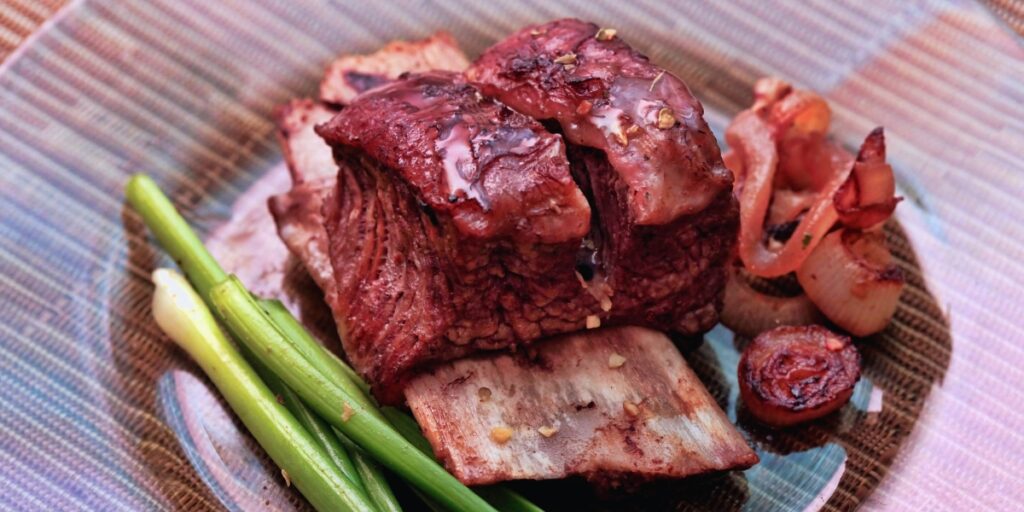 carne assada, geralmente de cabra ou boi)