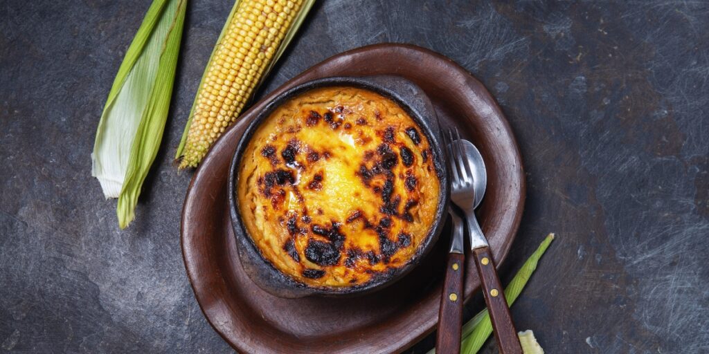 pastel de choclo, feito com milho e carne
