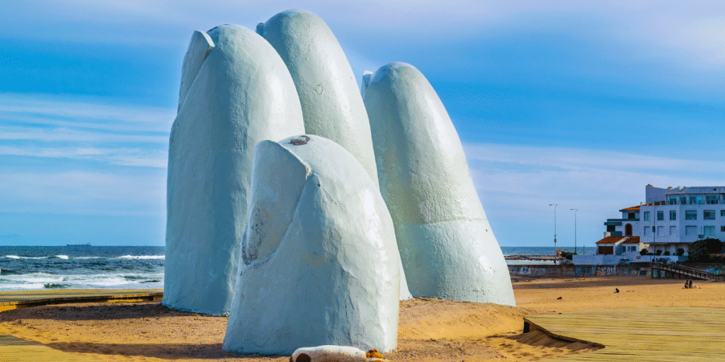 Playa Brava e o Monumento La Mano