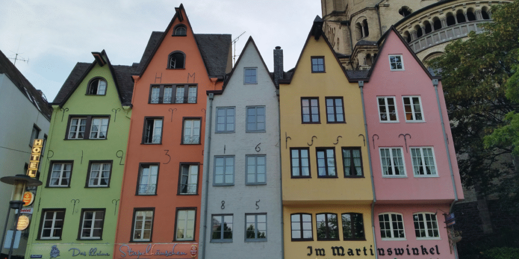 O mercado Fischmarkt e suas casas coloridas