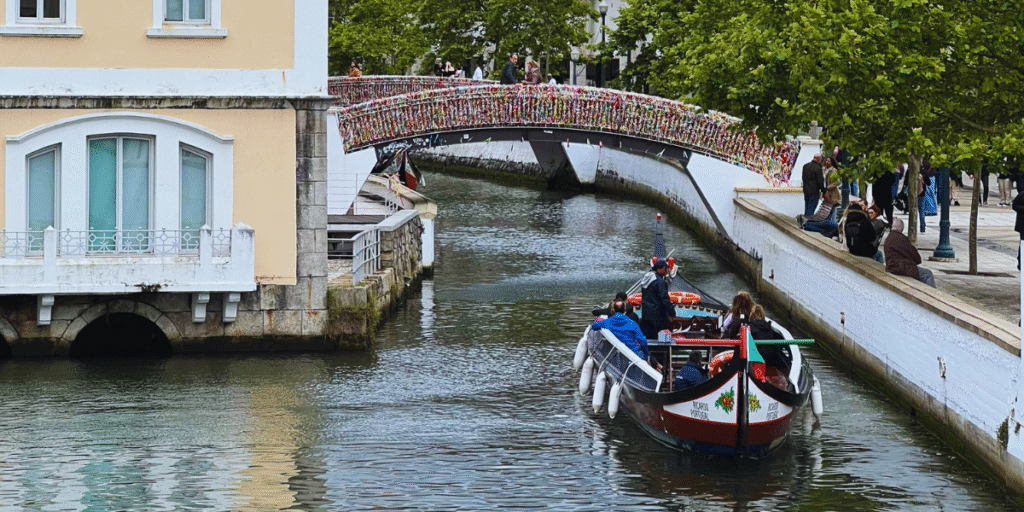 Passeio de moliceiro pelos canais de Aveiro
