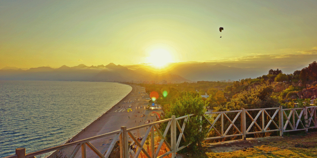 Praia de Konyaaltı em Atalya